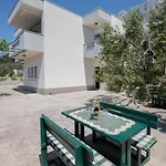 Nice Apartment In Makarska With Wifi